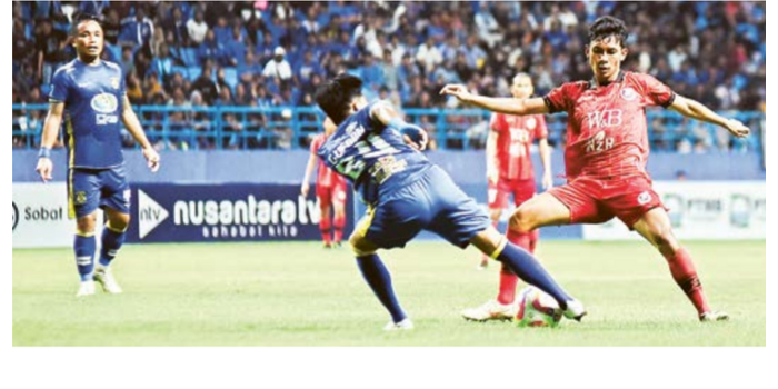 WAJIB MENANG: Aqsa Ayuba (kanan) berebut bola dengan pemain Persiba Balikpapan dalam laga babak 6 besar Liga Nusantara di Stadion Batakan, 19 Februari lalu.(MO NZR SUMBERSARI FOR RADAR MALANG)