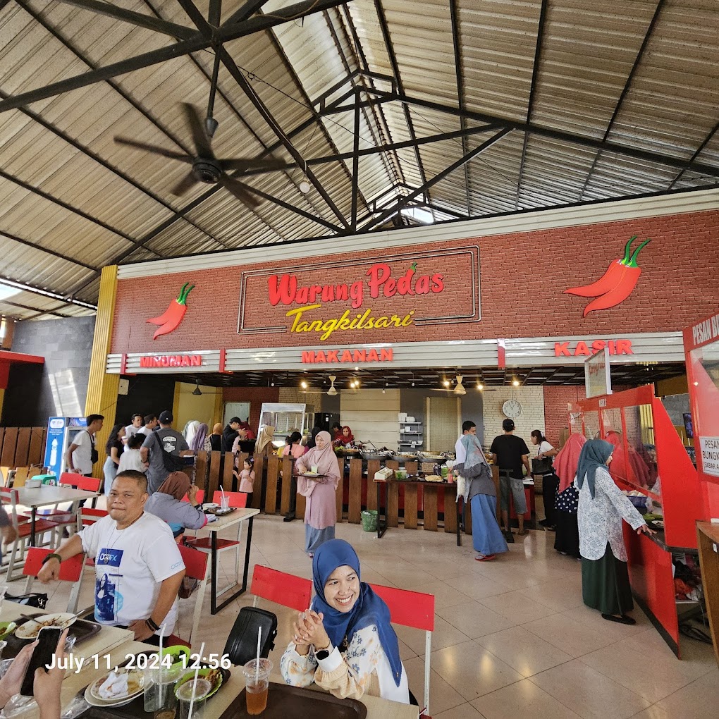 Warung Pedas Tangkilsari ramai bleh pengunjung (Heriyadi Suranta).