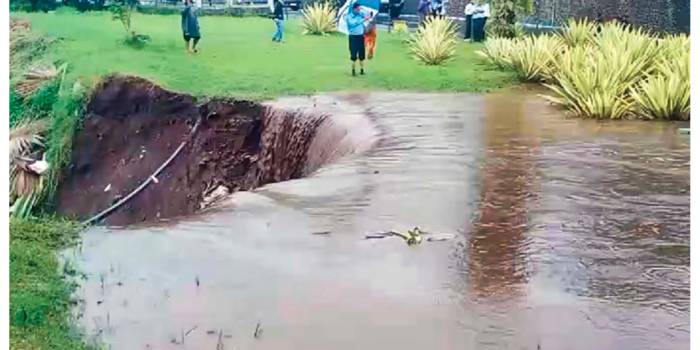 SEMPAT ALIHKAN LALIN: Banjir di dekat Taman Rekreasi Selecta menyebabkan longsor yang berimbas pada lahan milik salah satu petani, kemarin sore (22/2).