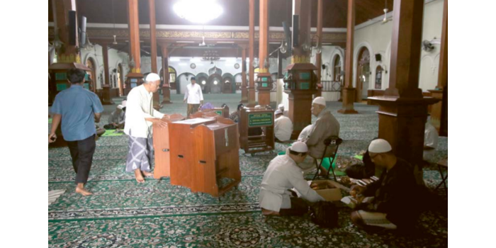 AGAR JAMAAH NYAMAN: Takmir Masjid Jami menata rak Alquran pada Jumat (21/2) lalu. DMI Kota Malang mengimbau seluruh pengurus masjid melakukan persiapan menjelang Ramadan.