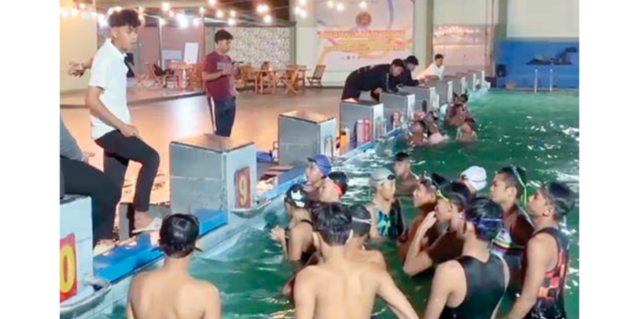 BELUM MAKSIMAL: Atlet Triathlon Kota Malang menjalani sesi latihan aquatic di kolam renang Lapangan Rampal, pekan lalu.