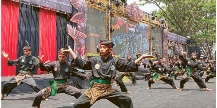 BUDAYA LOKAL: Para seniman menyuguhkan aksinya di ajang Kanjuruhan Bantengan Festival (KBF) tahun 2024 lalu.