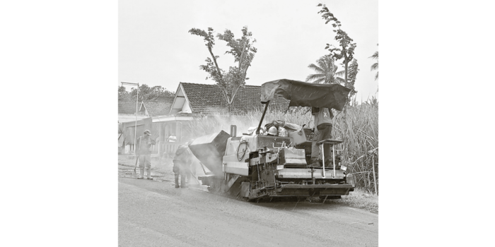 INFRASTRUKTUR: Tim dari DPUBM Kabupaten Malang mengaspal jalan yang rusak beberapa waktu lalu.