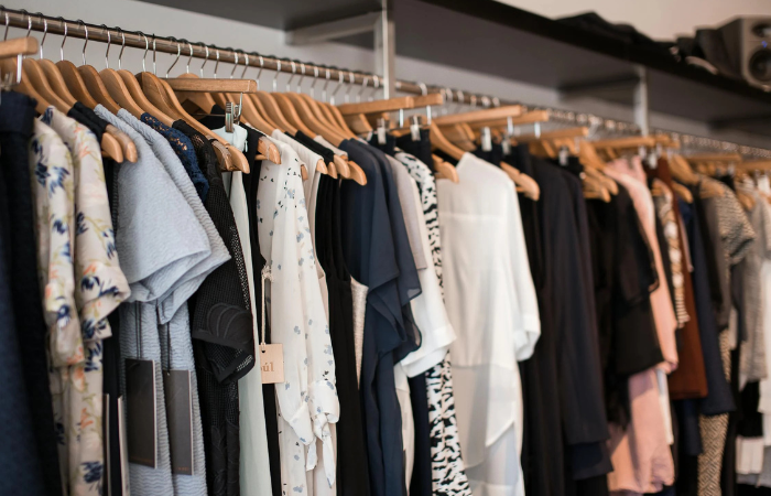 Toko baju estetik dan kekinian sesuai dengan tren terbaru di Malang (pexels.com/Rachel Claire)