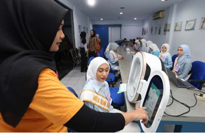 DETEKSI DINI: Finalis Duta Hijab Radar Malang 2025 mendapat penjelasan terkait kondisi kulitnya setelah dicek menggunakan AISA. (DARMONO/RADAR MALANG)