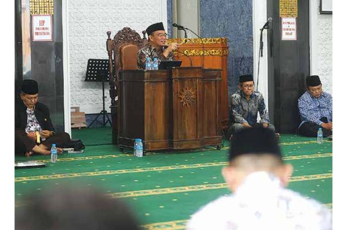 KAJIAN: Prof Dr Muhadjir Effendy MAP menyampaikan pesan kepada jamaah yang datang di Masjid Kantor Pimpinan Daerah Muhammadiyah (PDM) Kota Malang kemarin. (DARMONO/RADAR MALANG)