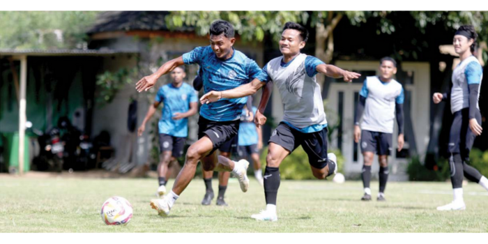SIAPKAN STRATEGI: Dedik Setiawan dan Bayu Setiawan berebut bola dalam sesi latihan di Lapangan Universitas Brawijaya, beberapa waktu lalu. (SATRIA CAHYONO/RADAR MALANG)