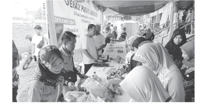 KENDALIKAN HARGA: Warga antre membeli sembako murah di Pasar Tumpang akhir 2024 lalu. Tahun ini juga akan digelar operasi pasar. (INDAH MEI YUNITA/RADAR KANJURUHAN)