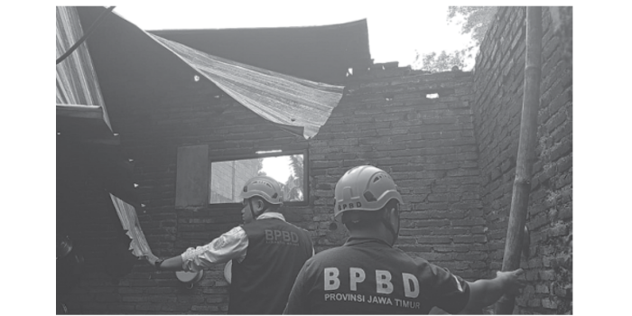 WASPADA: Tim dari BPBD Kabupaten Malang memeriksa rumah warga Banjararum, Kecamatan Singosari yang rusak akibat angin kencang pada Sabtu sore (22/2). (BPBD KABUPATEN MALANG FOR RADAR KANJURUHAN)