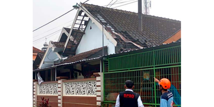 JELANG PERBAIKAN: Petugas PMI dan BPBD Kabupaten Malang memeriksa atap salah satu rumah warga yang rusak karena diterjang angin pada Sabtu siang (22/2). Perbaikan berlangsung hingga kemarin (23/2).