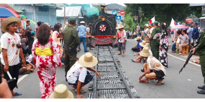 VISUALISASI ROMUSHA: Warga RW 03 Kelurahan Tlogomas menampilkan teatrikal romusha atau kerja paksa pembangunan jalur kereta api pada masa penjajahan Jepang kemarin (23/2).