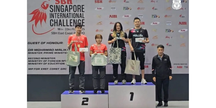 Pasangan ganda campuran Indonesia Bobby Setiabudi/Melati Daeva Oktavianti naik podium saat meraih juara pada ajang Singapore International​​​​​​​ Challenge 2025.