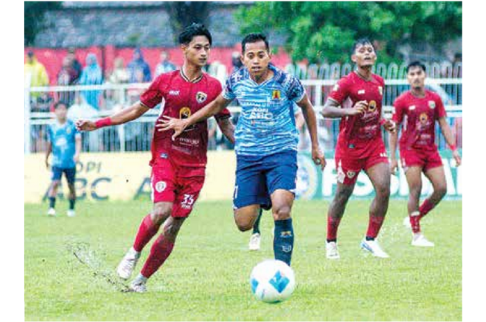 SIAPKAN EVALUASI: Pemain Persema Malang (kanan) berusaha menjangkau bola dalam laga melawan Persinga Ngawi di Stadion Ketonggo, 22 Februari lalu. (MO PERSEMA MALANG FOR RADAR MALANG)