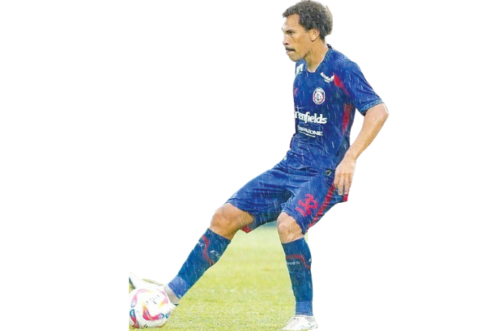 PRODUKTIF: Gelandang arema FC Pablo Oliveira mengontrol bola dalam laga melawan PSIS Semarang di Stadion Soepriadi, Blitar, kemarin (24/2). (MO AREMA FC FOR RADAR MALANG)