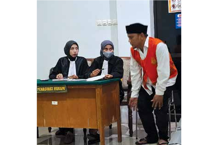 VONIS 6 TAHUN: Terdakwa peredaran sabu-sabu ribut Yulianto (kanan) menjalani persidangan di PN Kepanjen kemarin (24/2). (BIYAN MUDZAKY HANINDITO / RADAR KANJURUHAN)