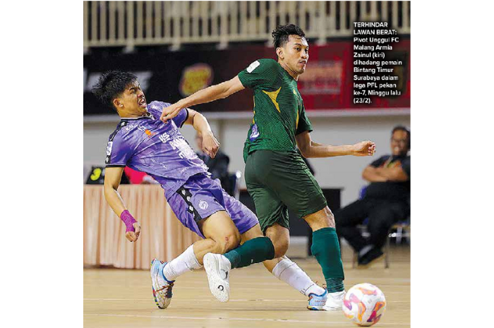 TERHINDAR LAWAN BERAT: Pivot Unggul FC Malang Armia Zainul (kiri) dihadang pemain Bintang Timur Surabaya dalam laga PFl pekan ke-7, Minggu lalu (23/2). (MO UNGGUL FC MALANG FOR RADAR MALANG)