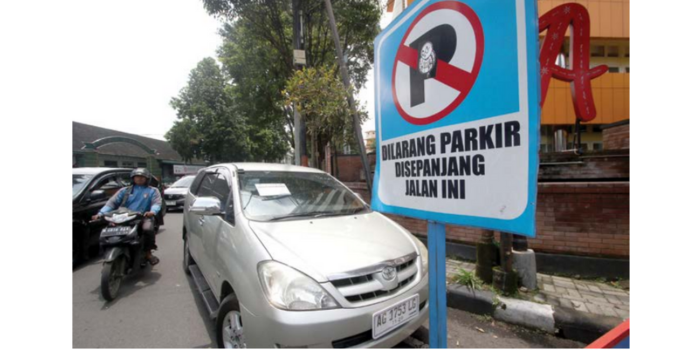 TEMPAT LANGGANAN: Salah satu mobil mendapat sticker khusus dari petugas karena parkir sembarangan di Jalan Pattimura, samping RSUD dr Saiful Anwar (RSSA) Malang, (24/2). (SATRIA CAHYONO/RADAR MALANG)