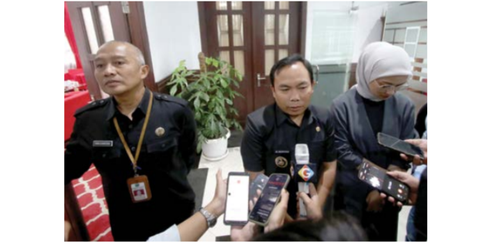 MAKSIMALKAN PENDAPATAN: Wakil Wali Kota Malang Ali Muthohirin, memaparkan rencana pemkot dan dewan merevisi Perda Nomor 4 tahun 2023 tentang PDRD,  kemarin (SATRIA CAHYONO / RADAR MALANG)