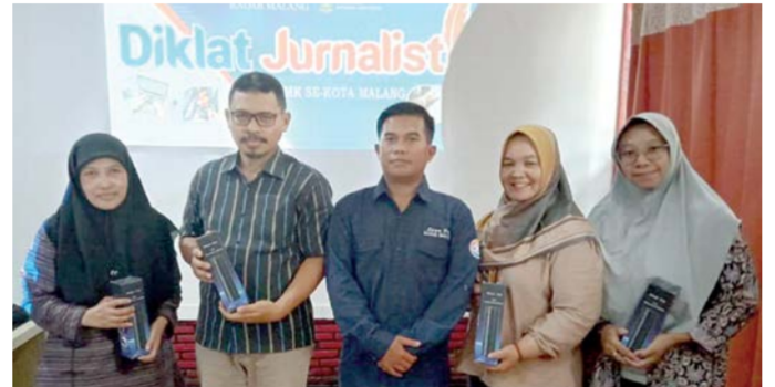 APRESIASI: Hadiah eksklusif untuk peserta dengan tulisan terbaik saat sesi presentasi Diklat Jurnalistik Guru SMK tahun 2024 lalu. (BACHTIAR/RADAR MALANG)