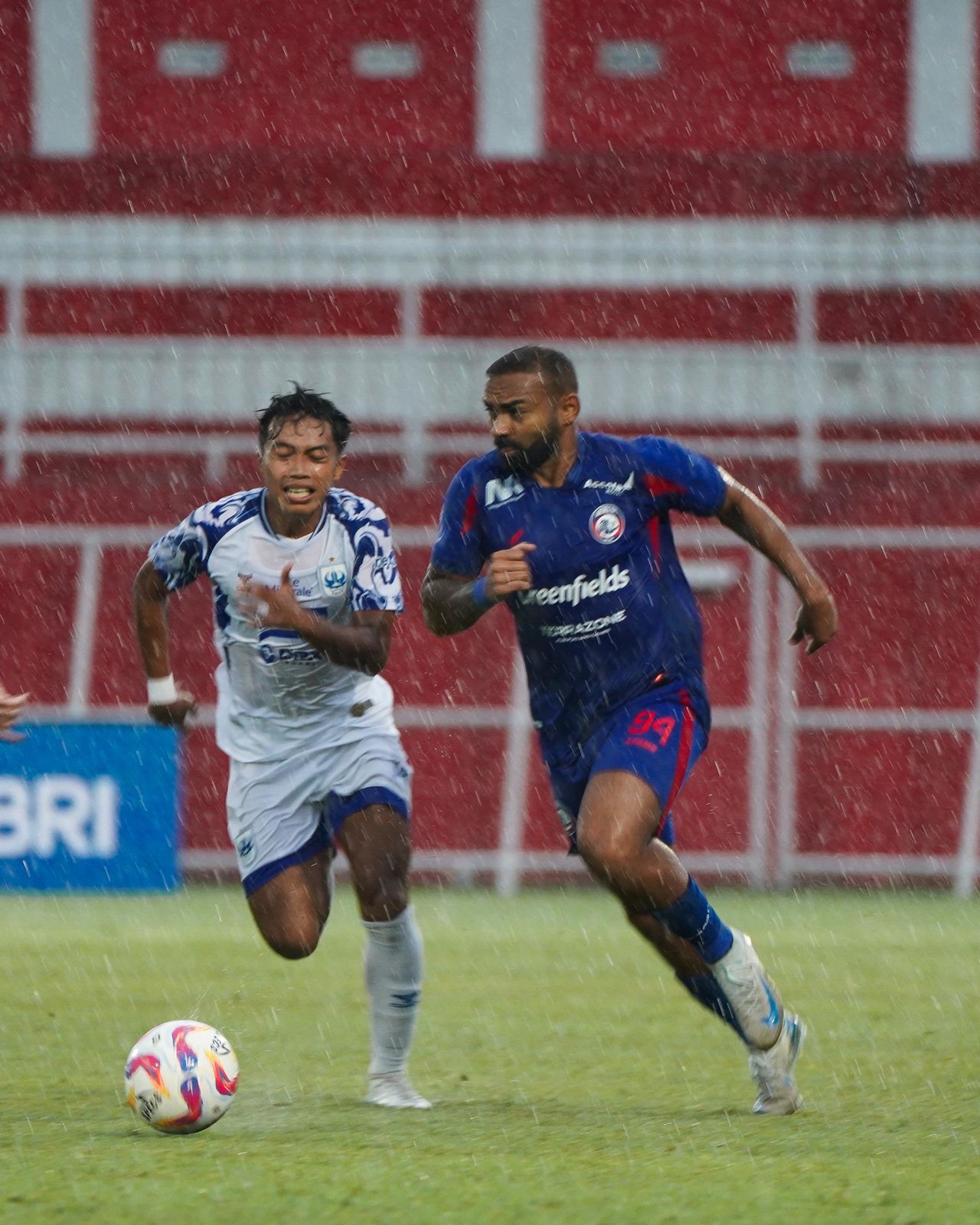 TERTAHAN DI PAPAN TENGAH: Dalberto Luan Belo (kanan) dibayang-bayangi penggawa PSIS Semarang Ryan Ardiansyah di laga kemarin sore (24/2).