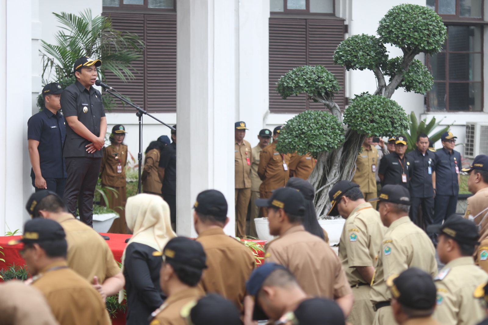 HARI PERTAMA: Wakil Wali Kota Malang Ali Muthohirin memimpin apel ASN di Bali Kota Malang kemarin (24/2).