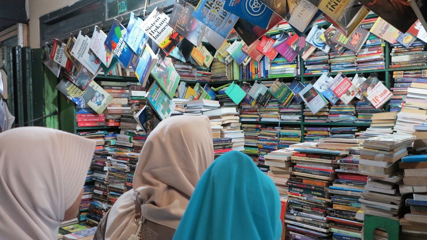 Ramai orang berburu buku sambil ngabuburit (Jelajah Negeri Jelajah Negara).
