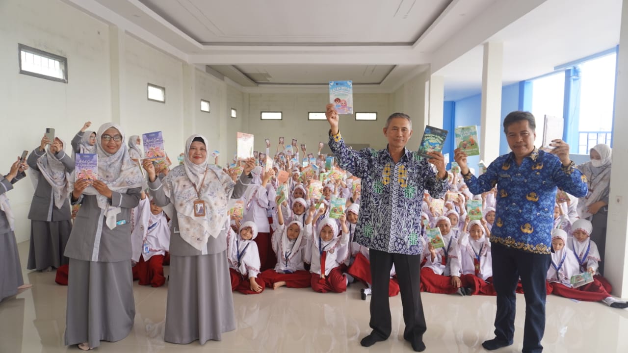 GETOL LITERASI. Drs. Zainullah, S.H., M.KPd saat hadir pada launching buku karya siswa di SD Muhammadiyah 8 Kota Malang. (SD Muhammadiyah 8 Malang)
