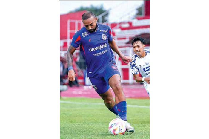 PERFORMA POSITIF: Dalberto Luan Belo berhasil melewati pemain PSiS Semarang Ryan Ardiansyah dalam laga BRI Liga 1 pekan ke-24, Senin lalu (24/3). (MO AREMA FC FOR RADAR MALANG)
