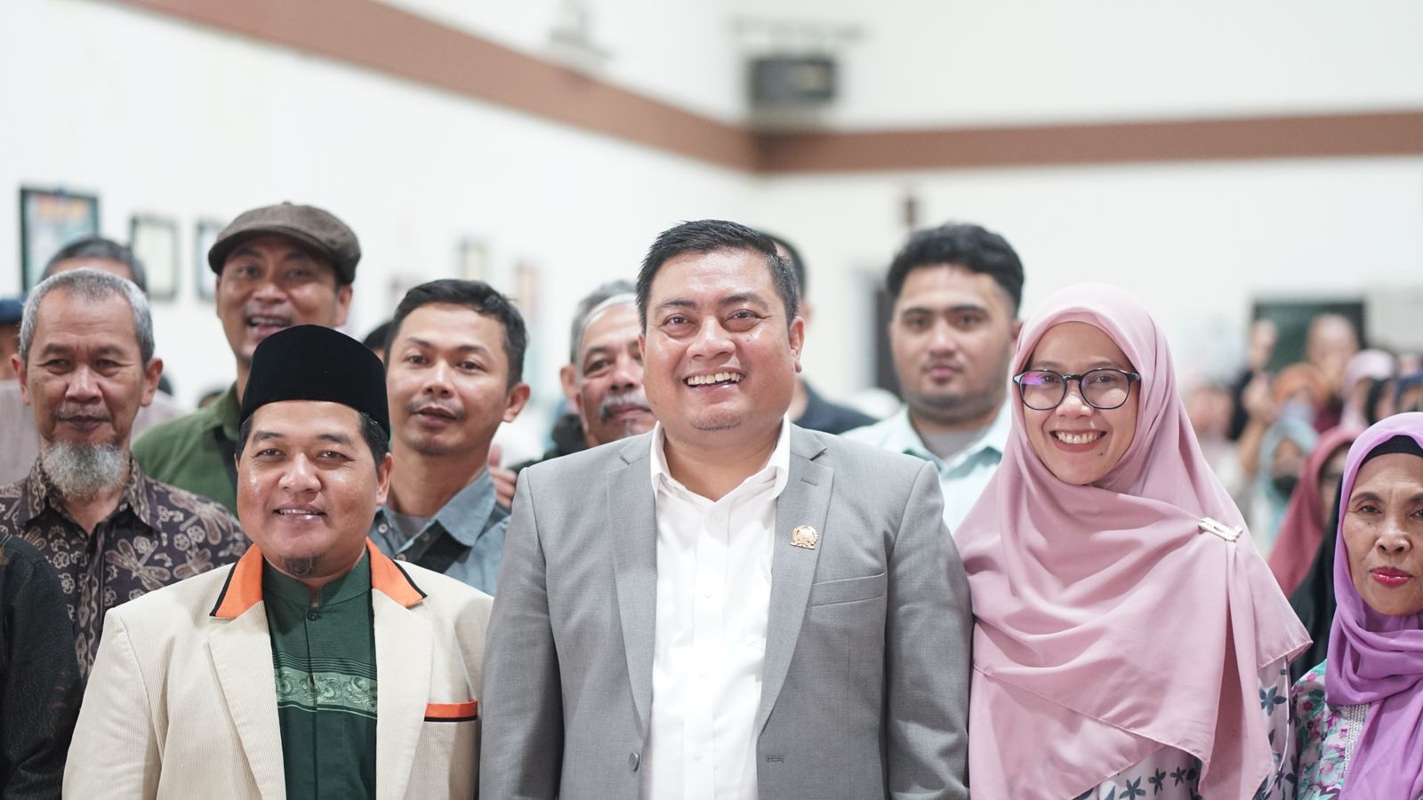 Puguh DPRD Jatim didampingi Istri dr. Fitri dan Ketua BK DPD PKS kota Malang Alwi saat reses