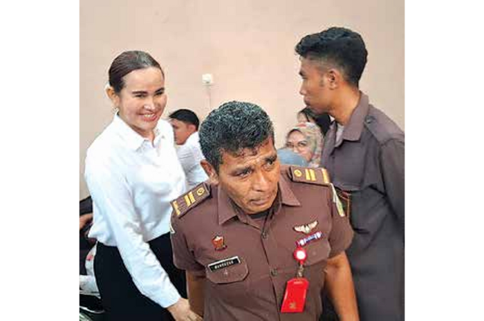 TERDAKWA: Selebrgam Isa Zega (kiri) setelah menjalani sidang di Pengadilan Negeri (PN) Kepanjen kemarin (25/2). (BIYAN MUDZAKY HANINDITO / RADAR KANJURUHAN)