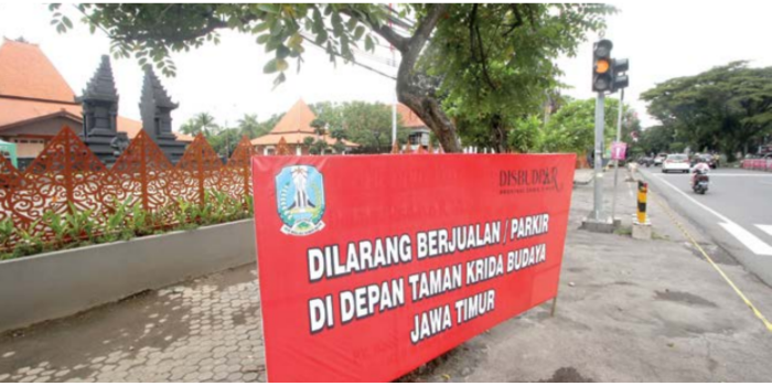 TANGKAL MACET: Papan larangan berjualan di bahu jalan sudah terpasang. Pedagang di pasar takjil rencananya bakal dimasukkan ke area Taman Krida Budaya Jawa Timur (TKBJ).(SATRIA CAHYONO / RADAR MALANG)