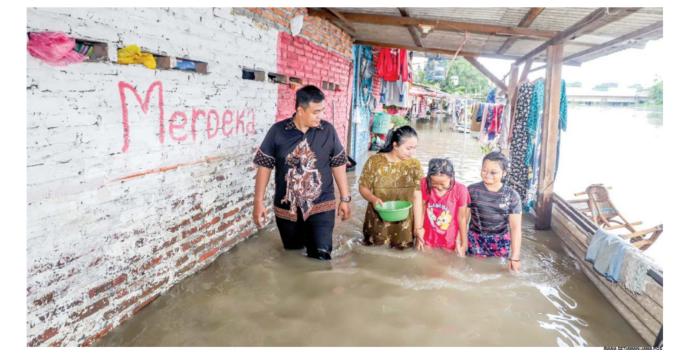 AKTIVITAS TERGANGGU: Banjir setinggi 75 sentimeter menggenangi Gang Gelatik II, RT 04/ RW 02, Kelurahan Karangpilang, Kecamatan Karangpilang, kemarin. (RIANA SETIAWAN/JAWA POS)