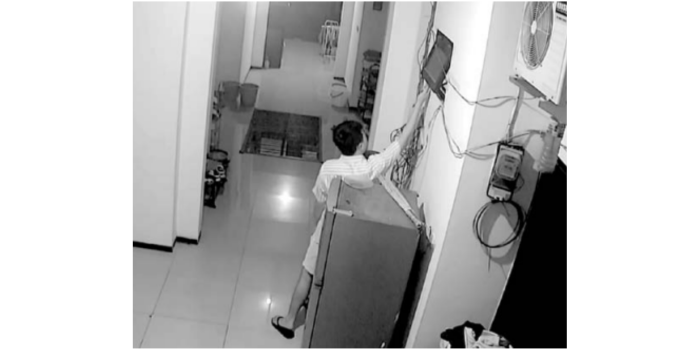 TEPERGOK: Aksi MS yang diduga merekam dari ventilasi kamar mandi terekam kamera CCTV kos pada Jumat (21/2). (FOTO TANGKAPAN LAYAR CCTV)