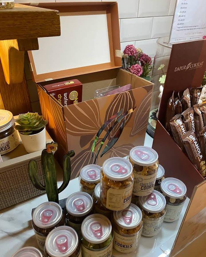 Beberapa produk yang biasanya digunakan untuk hampers lebaran dari Dapur Cokelat. (Riswandi Abu Saad)