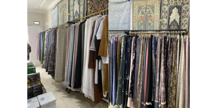 Berjejeran mukena dengan desain yang cantik dari HijabZea. (Google: Ocha Rosalina, Finda Tharika)