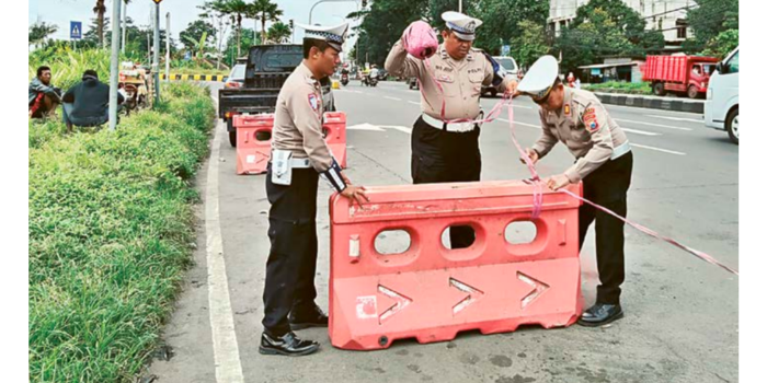 PENCEGAHAN: Polisi memasang pembatas di sisi kiri Jalan dr Cipto, Desa Bedali, Kecamatan Lawang, yang menjadi akses menuju Gerbang Tol (GT) Lawang kemarin (25/2).