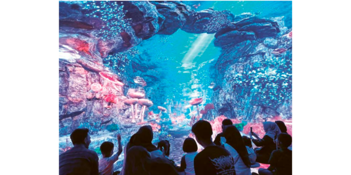 RAMAI PEMINAT: Puluhan pengunjung Virtual Immersive Park (VIP) Jawa Timur Park II menikmati wahana Metaverse Glass Theater, Minggu lalu (23/2).