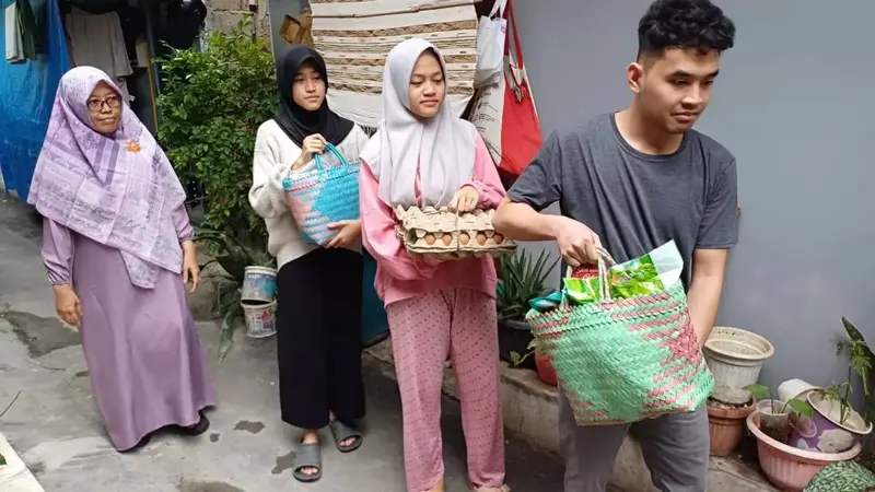 Masyarakat DKI Jakarta yang sedang melakukan tradisi "Nyorog." (Liputan6.com)