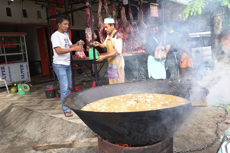 Pembagian daging yang telah disembelih kepada kerabat, tetangga, maupun keluarga saat melakukan tradisi "Meugang" di Aceh. (Travel Kompas)