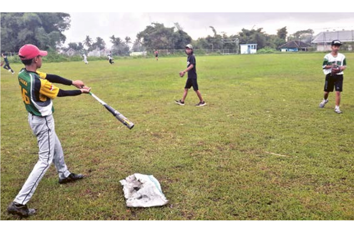LATIHAN TERHAMBAT: Atlet baseball Kota Malang menjalani sesi latihan teknik di Lapangan Bandungrejosari, Kota Malang, Selasa lalu (25/2). (BASEBALL KOTA MALANG FOR RADAR MALANG)