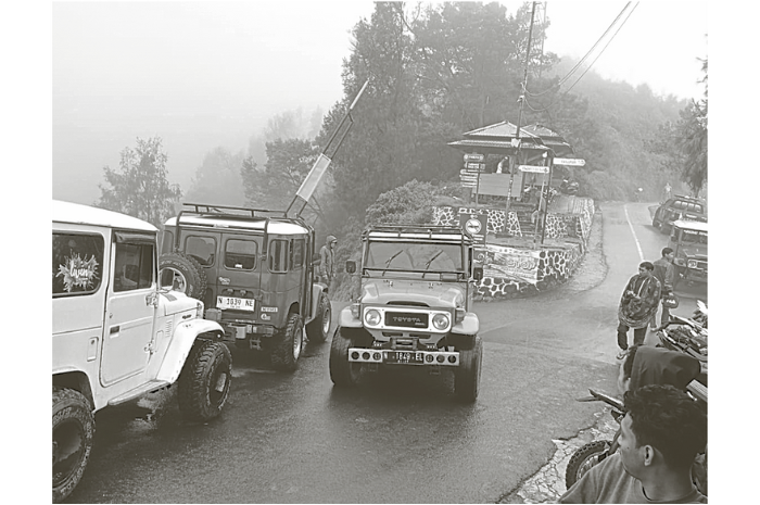 Jeep berisi wisatawan antre di Gerbang jemplang, Kecamatan Poncokusumo, Kabupaten Malang untuk memasuki area Taman Nasional Bromo Tengger Semeru (TNBTS). (BALAI BESAR TNBTS FOR RADAR KANJURUHAN)