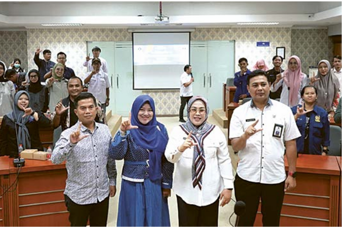 Plt Kepala Diskominfo Kabupaten Malang Wahyu Kurniati (dua dari kanan) didampingi kabid komunikasi diskominfo Iwan Heri Kristanto (kanan) dan dua pemateri bimtek kemarin (26/2). (DARMONO/RADAR MALANG)
