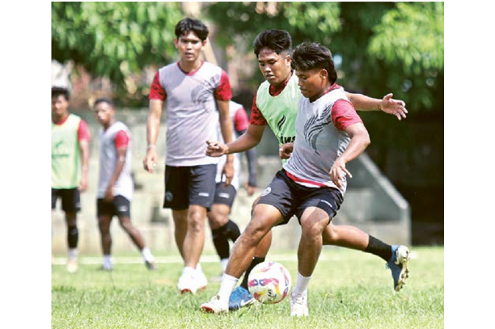 LAKUKAN PENYESUAIAN: Pemain anyar Arema FC Aswin (depan) berusaha mengontrol bola dalam sesi latihan tim di Lapangan Universitas Brawijaya, kemarin. (SATRIA CAHYONO/RADAR MALANG)