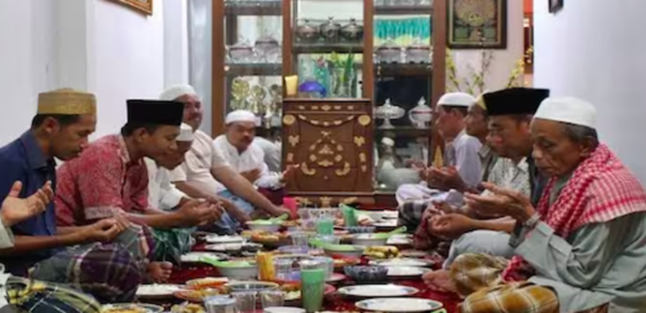 Masyarakat Aceh sedang melaksanakan tradisi "Suro