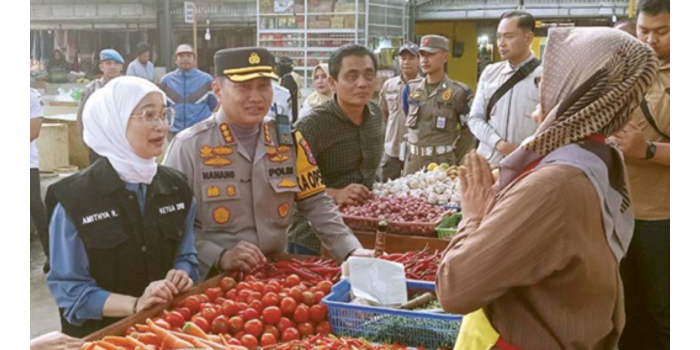 SIDAK: Ketua DPRD Kota Malang Amithya Ratnanggani Siraduhita (kiri) menampung keluhan pedagang Pasar Madyopuro kemarin (26/2). (ANDIKA SATRIA PERDANA/RADAR MALANG)