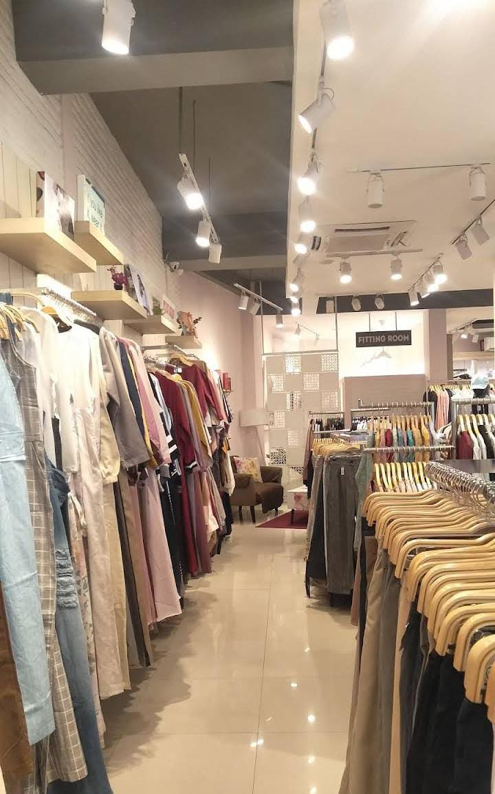 Nyamannya berbelanja untuk lebaran di Karita Malang. (annisa firdauzi)