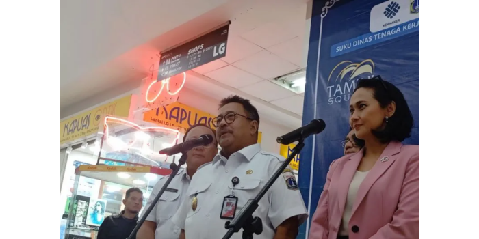 Wakil Gubernur DKI Jakarta Rano Karno usai pembukaan Jakarta Job Fair "Bersama Jakarta Timur, Bersinar Karirmu" gelombang pertama di Tamini Square, Jakarta Timur, Rabu (26/2/). ANTARA/Siti Nurhaliza.