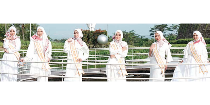 RANGKAIAN PUNCAK: Enam finalis Duta Hijab Radar Malang 2025 berpose di CitraLand Puncak Tidar Malang, beberapa waktu lalu. Mereka bakal bersaing dengan enam kandidat lainnya untuk merebut titel juara.