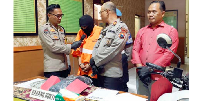 PEMABUK: Tersangka Yogi menceritakan kronologi pencurian telur yang dia lakukan bersama dua tersangka lain di Mapolsek Kedungkandang kemarin (26/2).