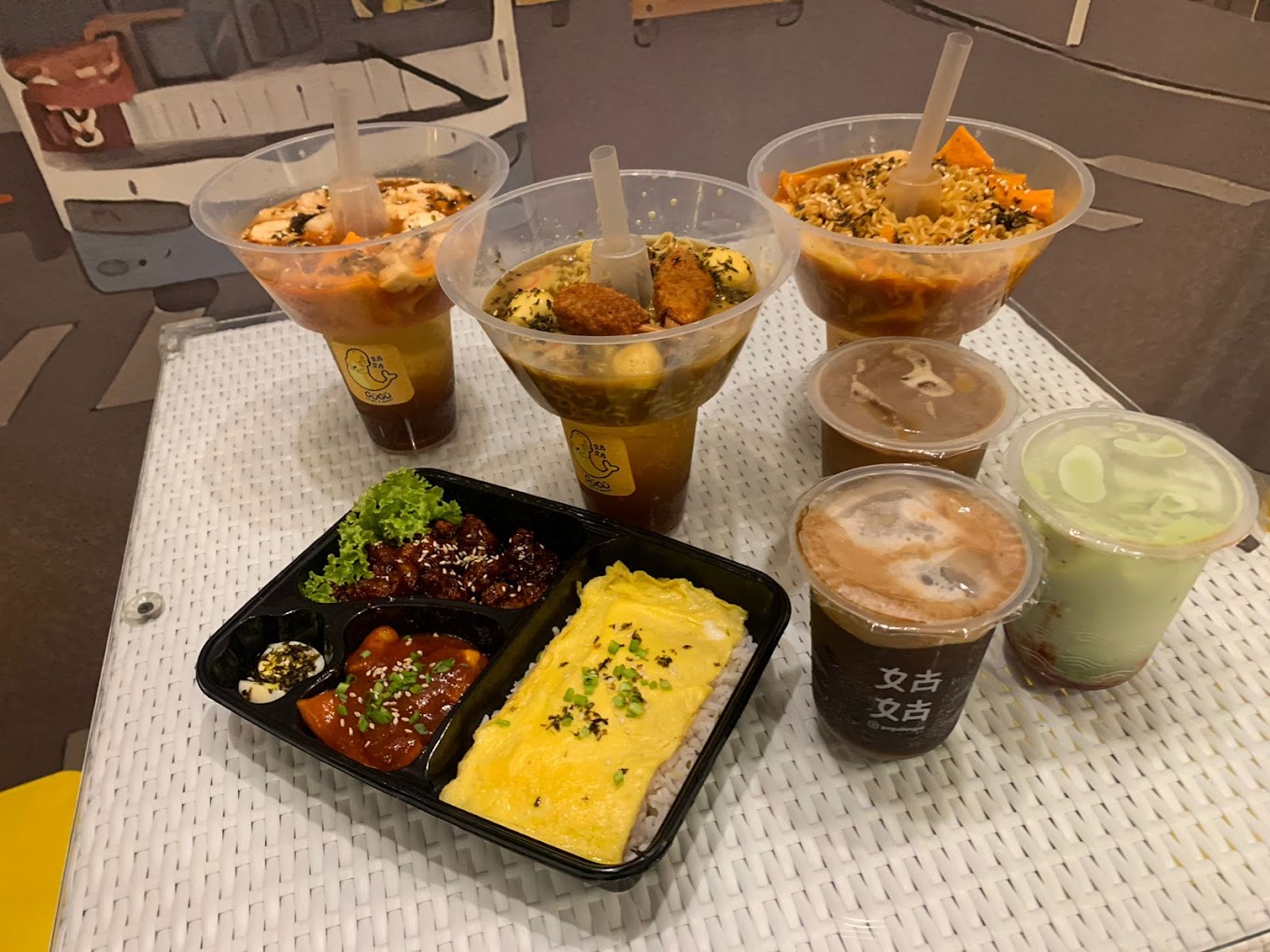 Berbagai item menu yang ada di sini (Gugu Ice Korea bingsu bingsoo, dessert, snack & food).